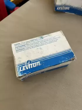 13353-N LEVITON Fluorescent Lamp Holder Box #3