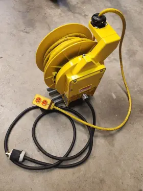 1300830005 WOODHEAD Electric Cord Reel Plugs Volts